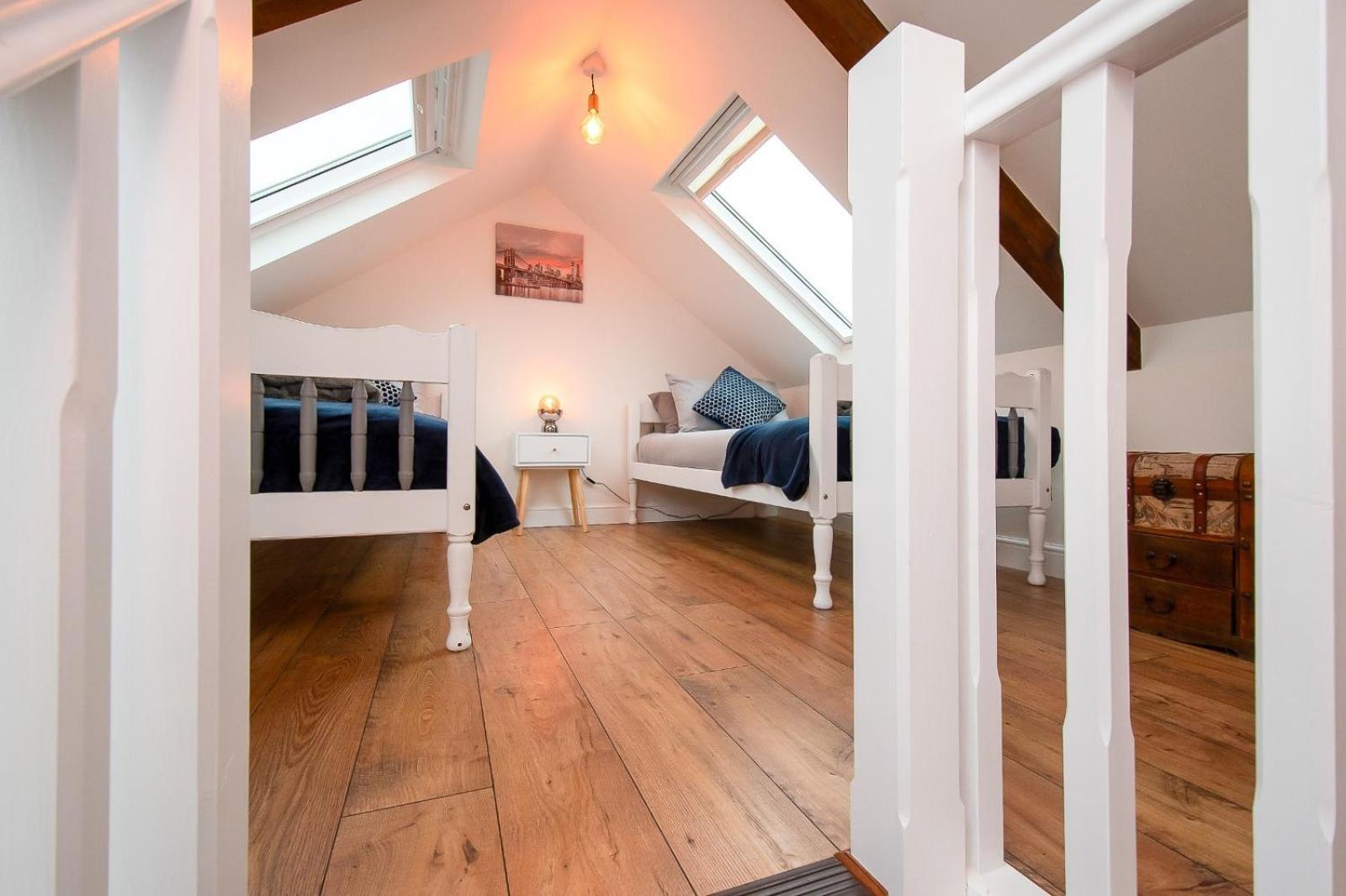 Casa One Hundred - A Beautiful 4 Bed House On The Beach Front Swansea Eksteriør billede