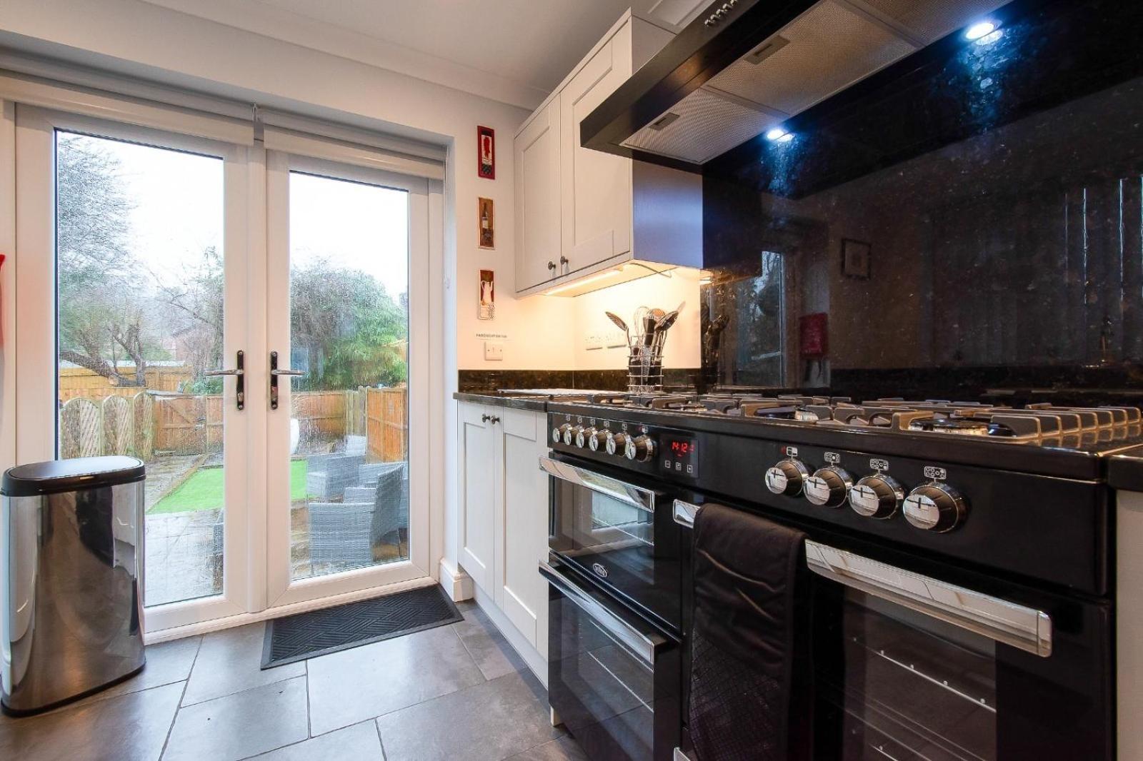 Casa One Hundred - A Beautiful 4 Bed House On The Beach Front Swansea Eksteriør billede