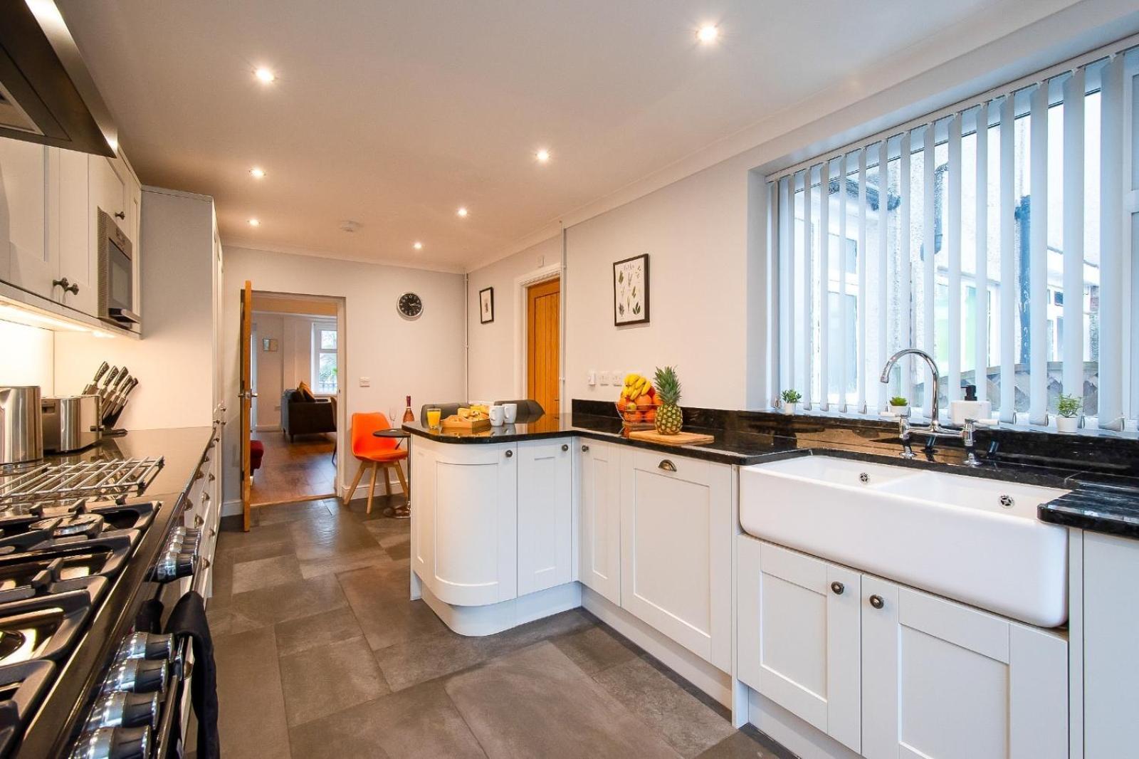 Casa One Hundred - A Beautiful 4 Bed House On The Beach Front Swansea Eksteriør billede
