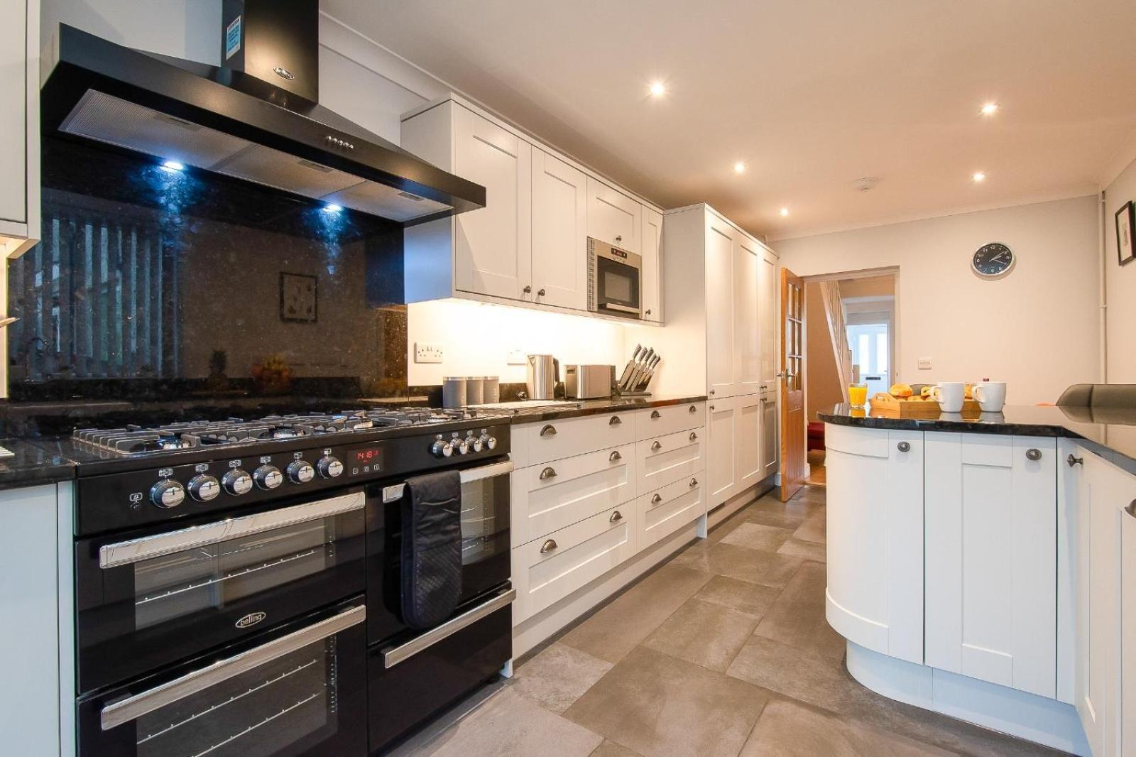 Casa One Hundred - A Beautiful 4 Bed House On The Beach Front Swansea Eksteriør billede