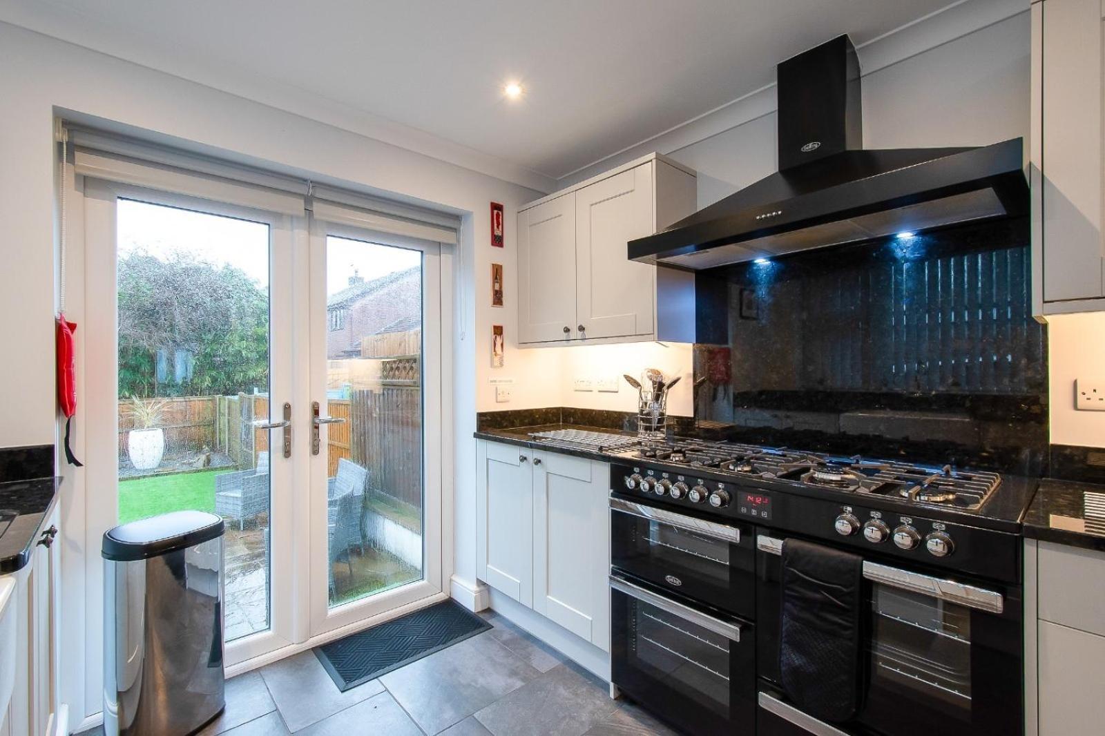 Casa One Hundred - A Beautiful 4 Bed House On The Beach Front Swansea Eksteriør billede