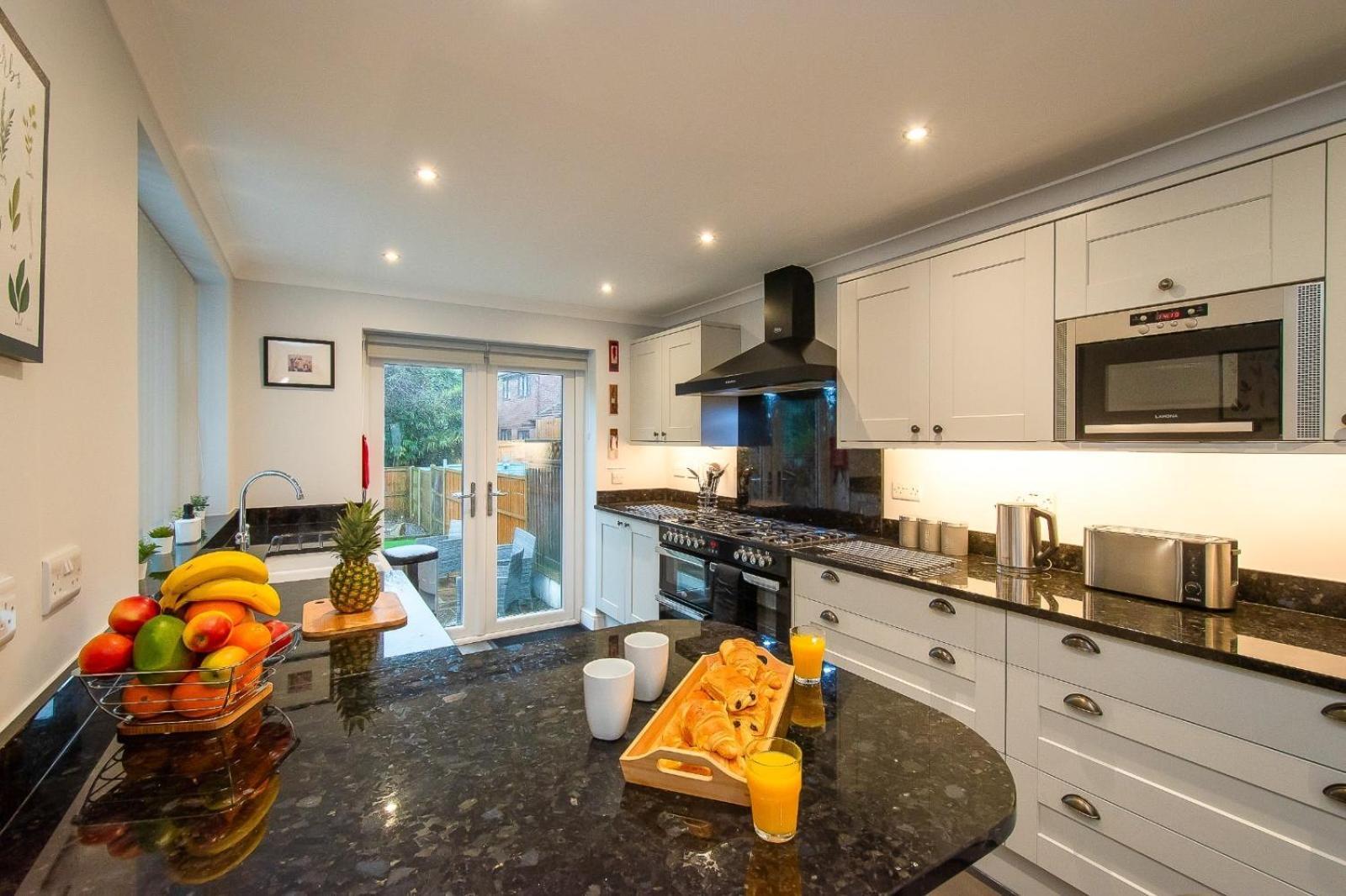 Casa One Hundred - A Beautiful 4 Bed House On The Beach Front Swansea Eksteriør billede