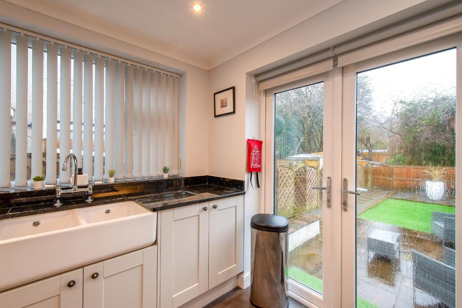 Casa One Hundred - A Beautiful 4 Bed House On The Beach Front Swansea Eksteriør billede