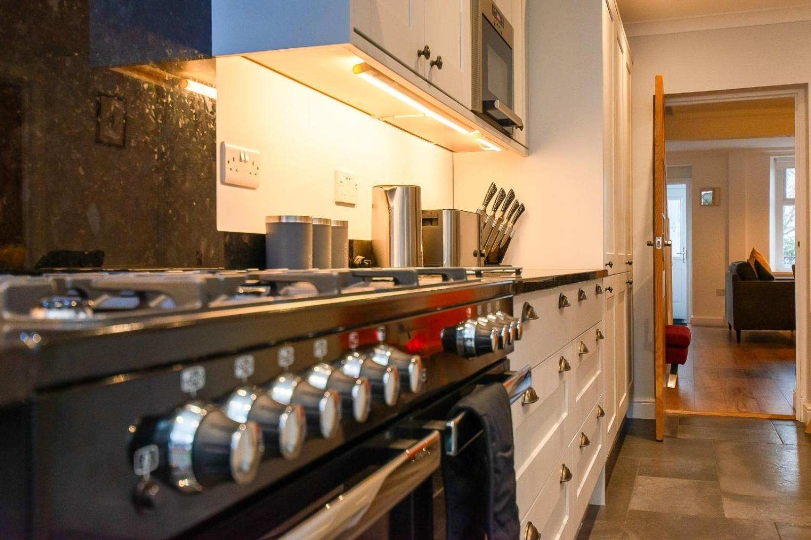 Casa One Hundred - A Beautiful 4 Bed House On The Beach Front Swansea Eksteriør billede