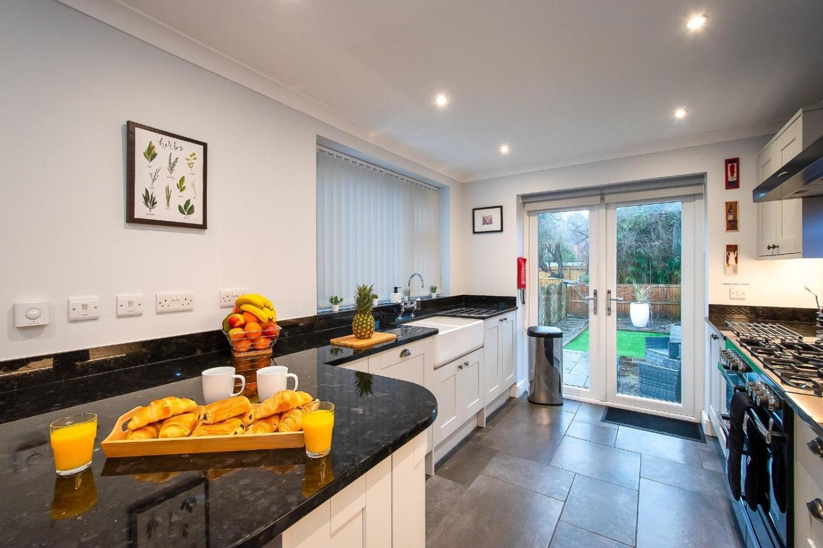Casa One Hundred - A Beautiful 4 Bed House On The Beach Front Swansea Eksteriør billede